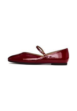 Rode gepatenteerde leren balletschoenen met een ronde neus, een dunne band over de wreef en een vlakke zwarte zool. Gladde textuur en strakke afwerking.