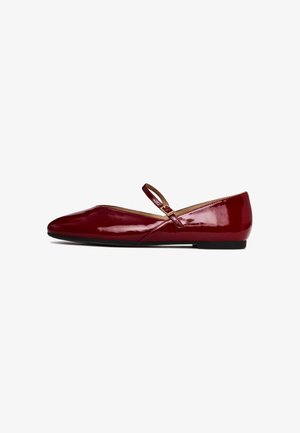 Rote Lackleder-Ballerinas mit runder Spitze, dünnem Riemen über dem Spann und flacher schwarzer Sohle. Glatte Oberfläche und elegantes Design.