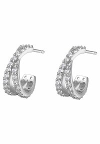 Orecchini a cerchio argento con design intrecciato, arricchiti da scintillanti pietre preziose trasparenti e finitura lucida. Chiusure a perno piccole incluse.