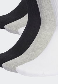 Set bestehend aus vier Socken in Schwarz, Dunkelgrau, Hellgrau und Weiß. Mit geripptem Textur und gepolstertem Zehen- und Fersenbereich.