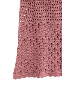 Tessuto all'uncinetto in colore rosa polveroso con un motivo a rombi e dettagli a traforo. Il bordo ondulato in basso aggiunge una finitura delicata.