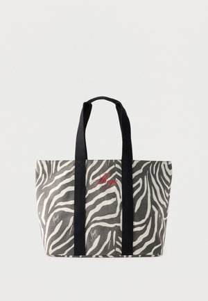 Geantă tote din pânză cu dungi alb-negru de zebră, mânere negre și logo-ul roșu „Hugo” brodat în față.