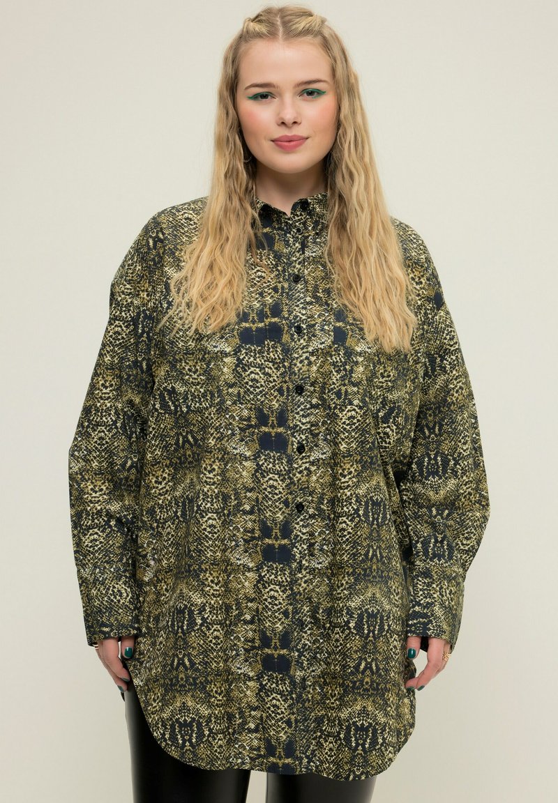 Camicia a maniche lunghe con motivo a stampa di serpente verde e nero, con bottone frontale e una vestibilità oversize, realizzata in un tessuto liscio.