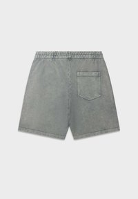 Bermuda in denim grigio con vita elasticizzata, tasca posteriore singola e vestibilità rilassata. Texture liscia e design semplice senza decorazioni.