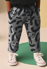 Next JOGGERS REGULAR FIT - Treniņtērpa apakšdaļas - grey patterned