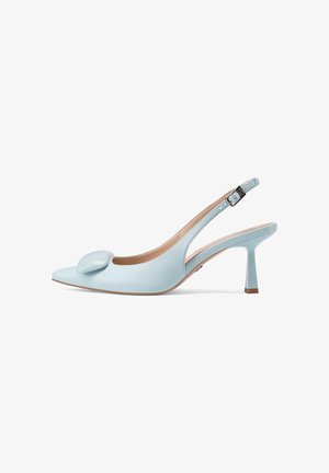 Décolleté slingback azzurro chiaro con tacco alto, punta appuntita, aletta decorativa arrotondata sul davanti e cinturino regolabile alla caviglia con fibbia argentata.