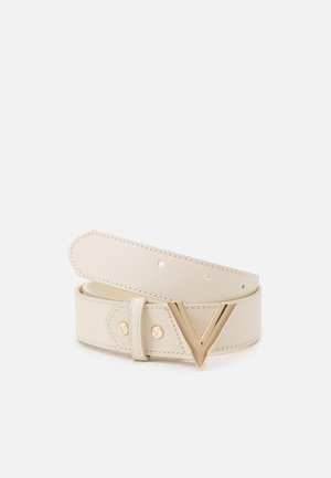 Ceinture en cuir couleur crème avec boucle dorée en forme de V et rivets dorés assortis, présentée enroulée sur fond blanc.