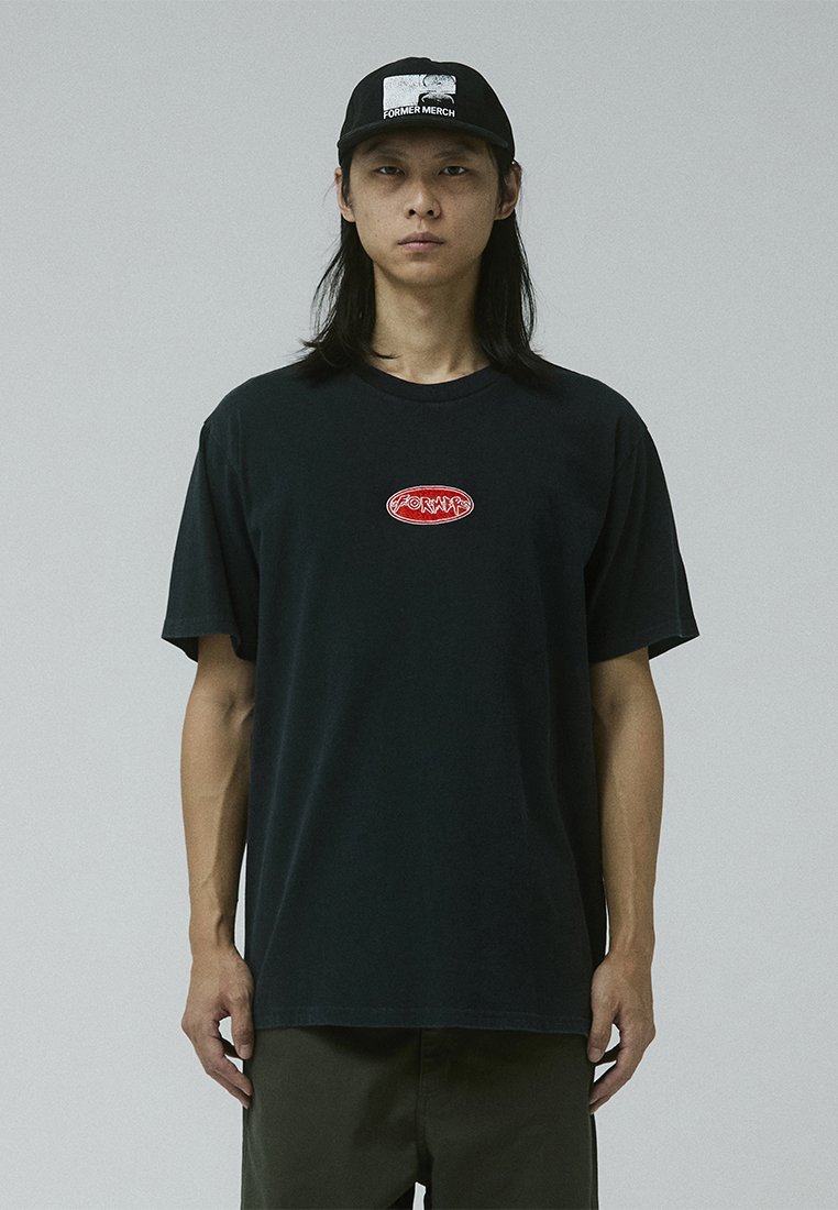 Tricou din bumbac negru, cu mâneci scurte și guler rotund, având un logo brodat roșu centrat pe piept. Capac negru cu logo alb.