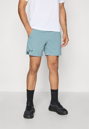 Pantalones cortos deportivos para hombre de color turquesa claro con cinturilla elástica, bolsillos laterales y un logo negro de Under Armour en la pierna izquierda.