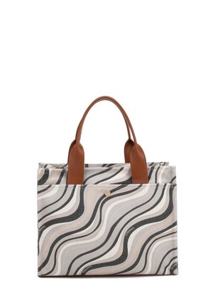 Borsa a mano rettangolare con motivi ondulati neri, bianchi e beige e manici in pelle marrone, con una tasca frontale con un piccolo bottone metallico.