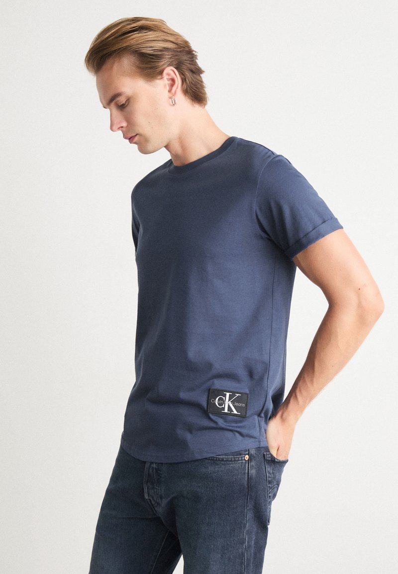 Calvin Klein Jeans - BADGE TURN UP SLEEVE - Paprasti marškinėliai - ink, Padidinti