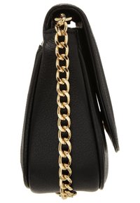 Svart läderhandväska med en guldkedjestropp, sedd från sidan mot en vit bakgrund.
