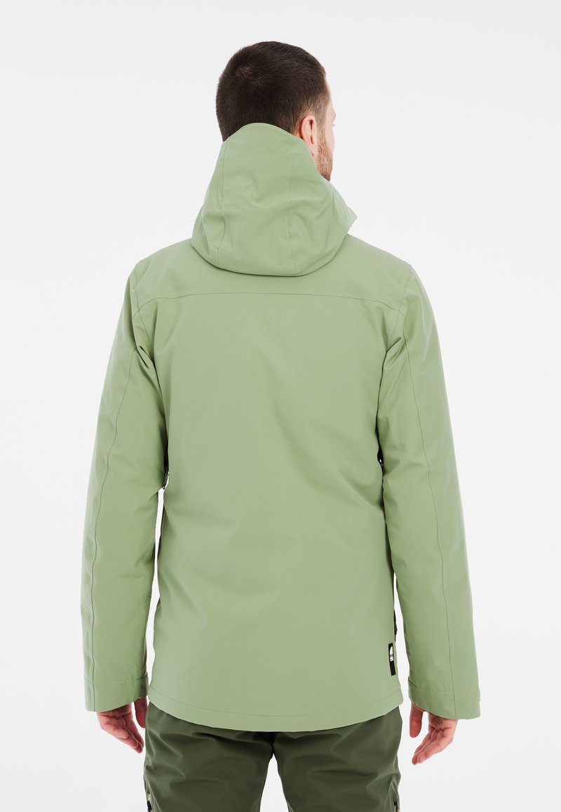 Groene waterdichte jas met een capuchon, van lichtgewicht materiaal, met een recht gesneden ontwerp en naden die opvallen, met een logo aan de onderzijde.