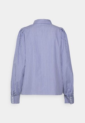 Blauw-wit gestreepte blouse met lange mouwen, een kraag en knoopmanchetten, vertoond van de achterkant op een witte achtergrond.