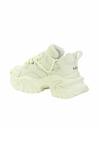 Chunky sneakers w kolorze off-white z materiału; wyściełany kołnierz, sznurowane z przodu, gruba podeszwa z teksturowanymi akcentami; subtelne logo marki na pięcie.