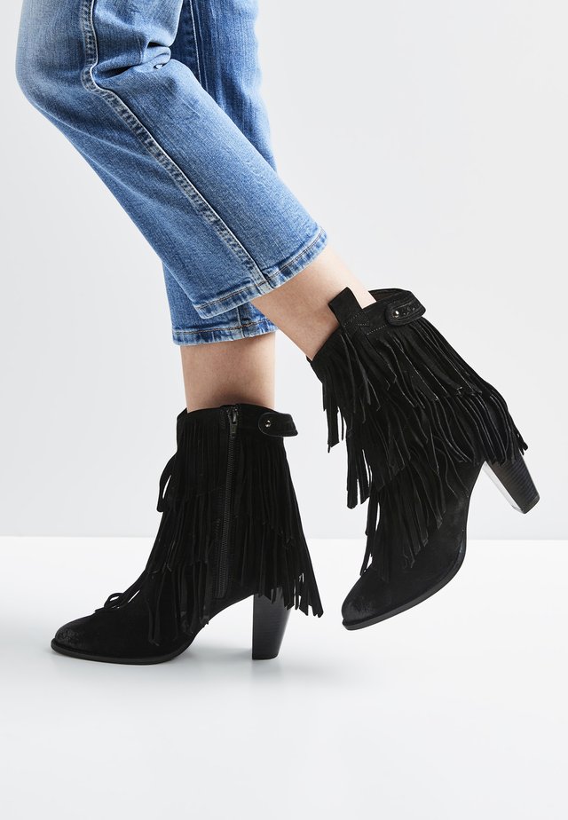 ILFORD FRINGES - Botki na obcasie - black