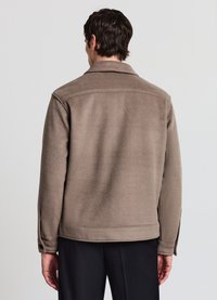 Giacca in pile marrone con colletto, polsini con bottoni e texture liscia. La parte posteriore presenta un design pulito con dettagli di cuciture minime.