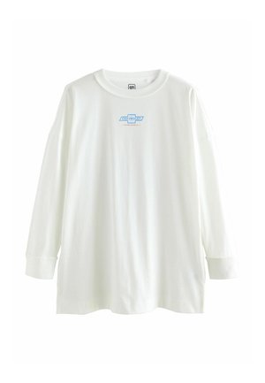 Tricou alb cu mânecă lungă, realizat din bumbac moale, având un logo al mărcii Chevrolet de culoare albastră pe piept și manșete cu model în relief. Croială lejeră și decolteu rotund.