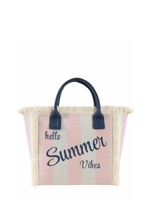 Borsa a righe rosa e bianca con manici blu navy e frange crema, con scritta "hello Summer Vibes" in corsivo blu navy.
