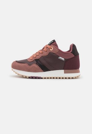 Codzienny sneaker w odcieniach mauve i burgundu z teksturowaną podeszwą, zawiązywany z przodu oraz z metką "mtng" po bokach i na języku.