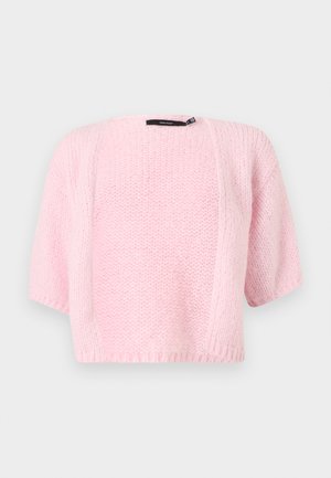 Cardigan rose tendre en maille avec ouverture sur le devant, manches courtes et coupe décontractée, présenté sur un fond gris clair uni.