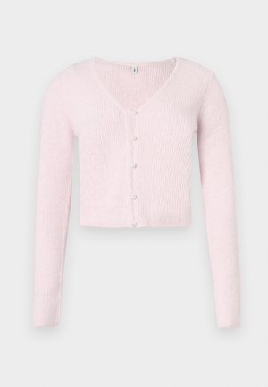 Világos rózsaszín, bordázott kötött anyagból készült rövidített kardigán, V-alakú nyakkivágással, hosszú ujjakkal és gyöngyszerű gombokkal az elülső részén.