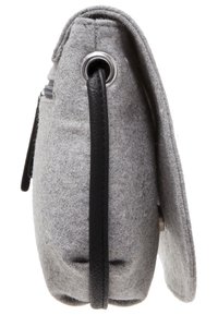 Borsa grigia in feltro con tracolla in pelle nera, forma ovale, dettaglio con occhiello nella parte superiore e texture liscia. Chiusura con zip visibile su un lato.