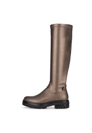 Botte haute en cuir marron métallisé avec semelle épaisse noire à crampons, bout arrondi et détail de couture le long du bord supérieur.