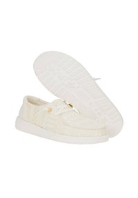 Scarpe casual bianche con tomaia in tessuto testurizzato caratterizzato da motivi geometrici, punta tonda e suola in gomma, progettate per il comfort e l'uso quotidiano.