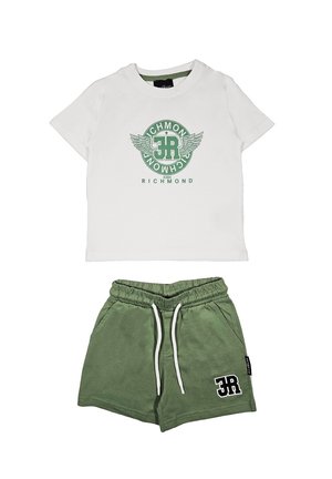 T-shirt bianca in cotone con stampa grafica verde e collo rotondo. Pantaloni corti verdi con vita elasticizzata, coulisse e dettaglio del logo.