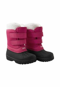 Różowe wodoodporne zimowe buty z czarnymi gumowymi podeszwami, z miękką polarem w środku i trzema regulowanymi paskami na rzepy.
