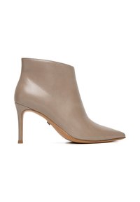 Taupo spalvos odinė kulkšnies aulinė batai su smailiu piršteliu ir plonu aukštu kulnu, parodyti iš dešinės pusės prieš baltą foną.