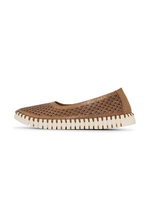 Chaussure plate à enfiler marron avec tige à motif ondulé texturé et semelle blanche cousue, conçue pour un usage décontracté.
