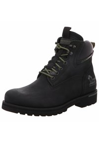 Botas de cuero negro con cordones verdes, cuello acolchado y suela resistente. Presenta una marca en el lateral y ojales de metal para la sujeción de los cordones.