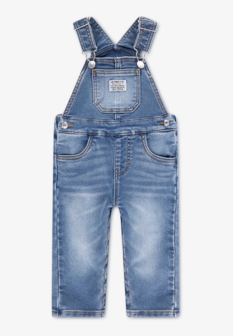 Salopette en denim bleu pour enfants avec bretelles réglables, poche poitrine avant avec étiquette et deux poches latérales, étendue à plat.