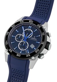 Montre chronographe bleue avec un boîtier en acier inoxydable, une lunette noire, un cadran bleu et un bracelet en caoutchouc avec un design perforé. Des accents argentés mettent en valeur les sous-cadrans.