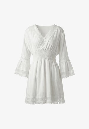 Hvid kort kjole med V-udskæring, elastisk talje, 3/4 klokkeærmer, blonde detaljer ved halsudskæring, ærmer og kant, samt frynsede kanter.