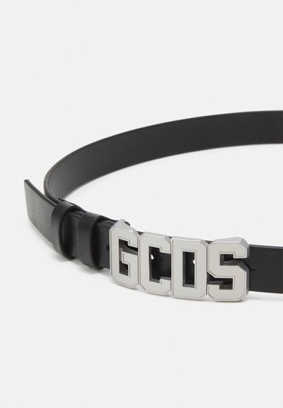 Juodas odinis diržas su sidabriniu metalo sagtimi, ant kurios išgraviruota "GCDS" užrašas. Diržas turi lygų paviršių ir stilingą dizainą.