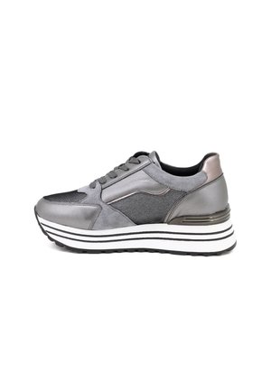 Scarpe da ginnastica grigie con un mix di materiali lisci e testurizzati, dotate di una spessa intersuola bianca con strisce nere e sottili accenti metallici.
