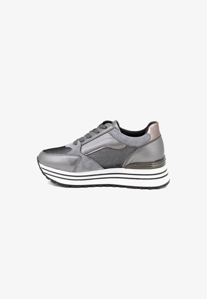 Scarpe da ginnastica grigie con un mix di materiali lisci e testurizzati, dotate di una spessa intersuola bianca con strisce nere e sottili accenti metallici.