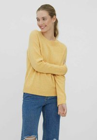Vero Moda VMDOFFY O NECK BLOUSE - Neule - radiant yellow