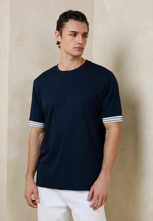 Next, REGULAR FIT - N.PREMIUM SMART CONTRAST CUFF REGULAR FIT T-SHIRT . - Print T-shirt - navy