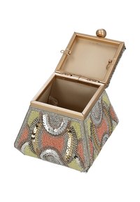 Bolso de mano tipo caja con cuentas y un marco metálico tono dorado, presenta un patrón geométrico de cuentas plateadas, rosas, amarillas y grises. Se abre con un cierre de broche.