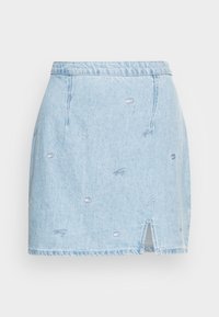 Ljusblå denimkjol med kort längd, framspalt detalj och subtila broderade mönster. Har en klassisk midja och sömmar.