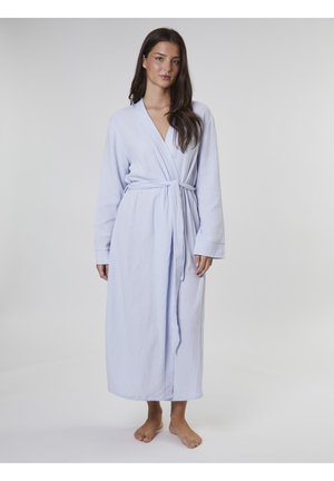 Hellblaue, langärmelige Robe mit Wickeldesign, strukturiertem Stoff und passendem Gürtel, der in der Taille gebunden ist. Flacher Kragen und seitliche Taschen.