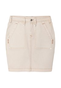 Minifalda de mezclilla beige con botón frontal, cremallera, lazos para cinturón y dos grandes bolsillos frontales con detalles de remaches metálicos.
