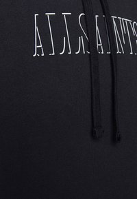 Tessuto nero con testo bianco che legge "ALLSAINTS" e due cordini neri per cappuccio che pendono al centro.