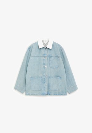 Veste en jean bleu clair avec col blanc, boutons-pression à l'avant et trois grandes poches plaquées, présentée à plat sur fond blanc.