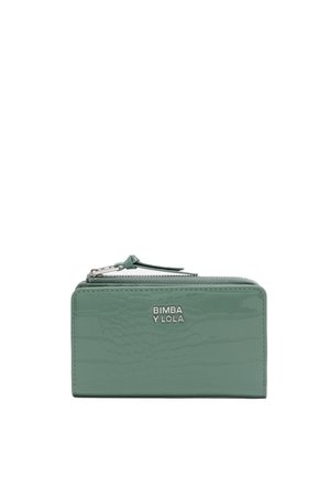 Cartera de piel sintética verde con textura de cocodrilo, que presenta un cierre de cremallera plateado y un detalle de logo. Forma rectangular con un perfil delgado.