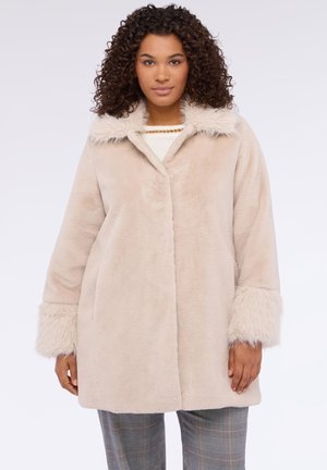 Cappotto in pelliccia sintetica beige con una morbida texture, dotato di colletto e polsini soffici, progettato con una silhouette dritta e chiusura a bottoni.
